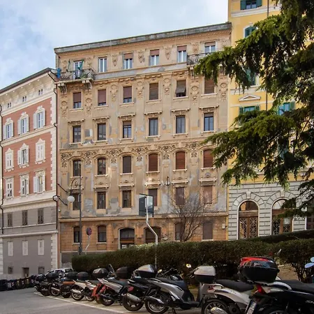 The Triangle Square X4 Apartment